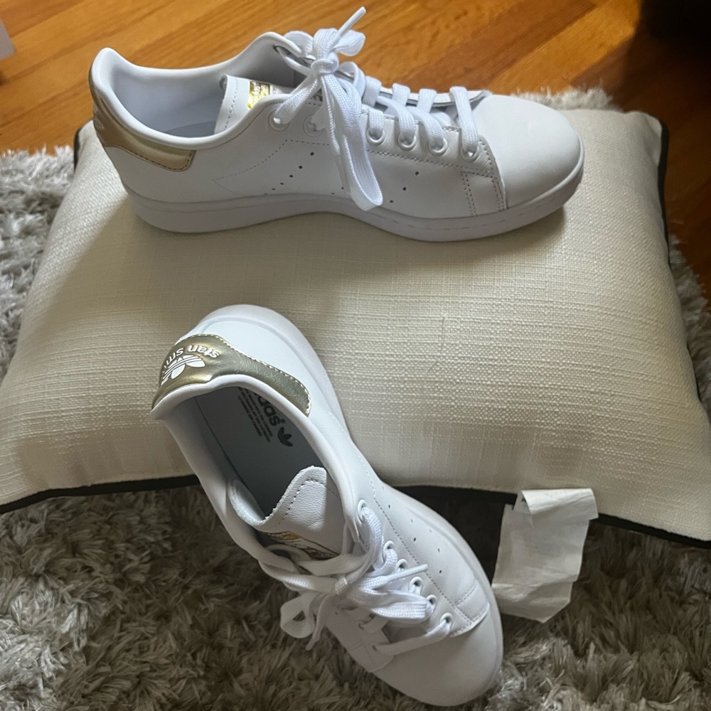 Stan smith adidas women’s 8.5 shoes never worn